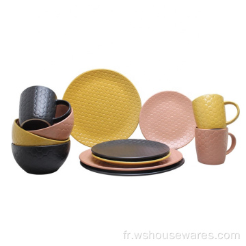 Set de vaisselle en porcelaine de couleur en relief